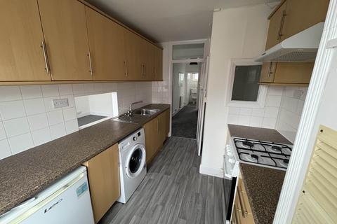 3 bedroom flat to rent, Darkes Lane, Potters Bar