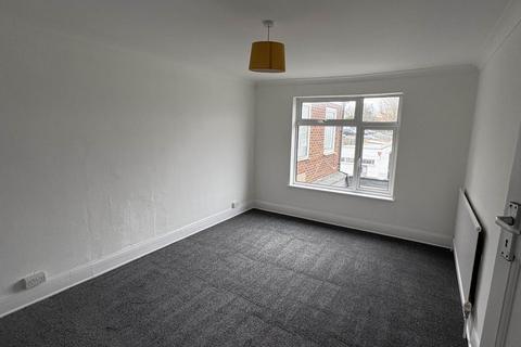 3 bedroom flat to rent, Darkes Lane, Potters Bar