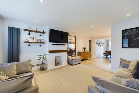 6 Chiltern Road, Sandhurst, GU47 8NB