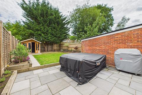 6 Chiltern Road, Sandhurst, GU47 8NB