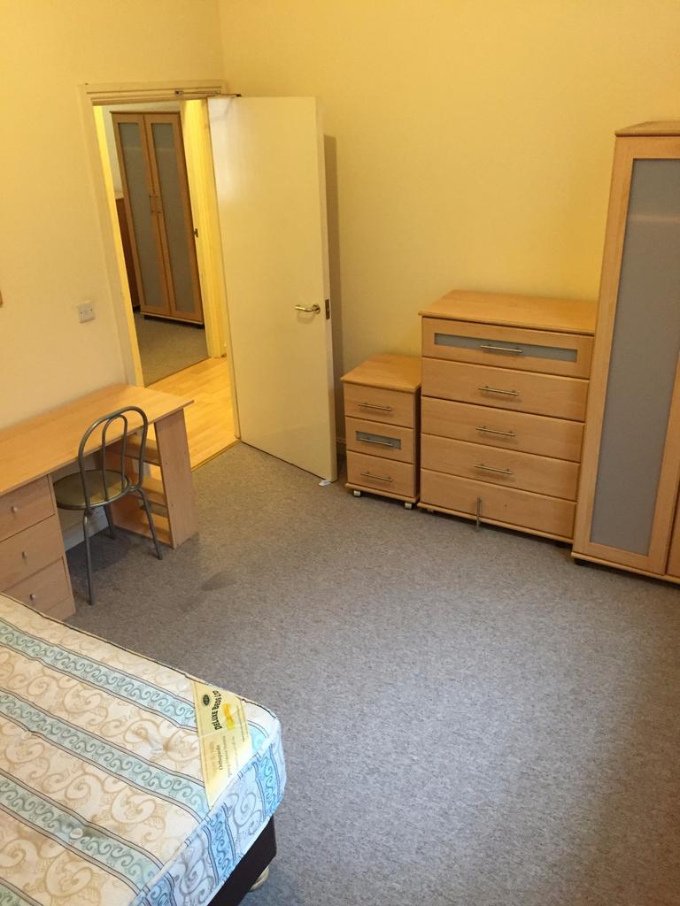 A cozy double bedroom featuring a comfortable b...
