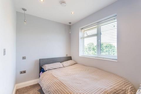 Studio to rent, Sentinel Close, Southall, Northolt, UB5