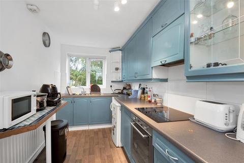 2 bedroom flat for sale, Hillside Road, Harpenden