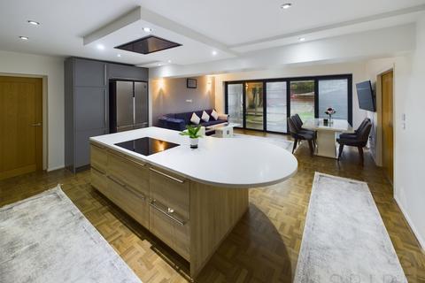 122 Three Bridges Road, Crawley, RH10 1JP