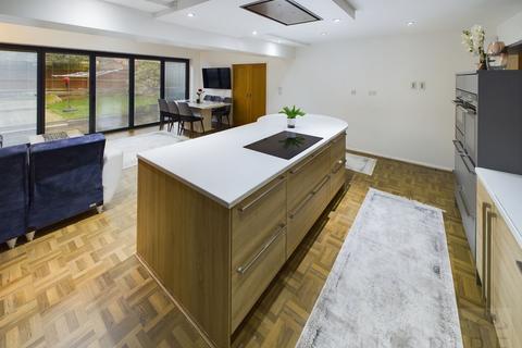 122 Three Bridges Road, Crawley, RH10 1JP