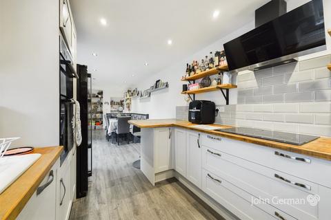 35 Shipton Drive, Uttoxeter, ST14 7NJ