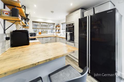 35 Shipton Drive, Uttoxeter, ST14 7NJ