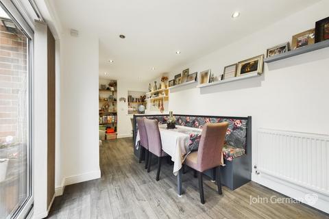 35 Shipton Drive, Uttoxeter, ST14 7NJ