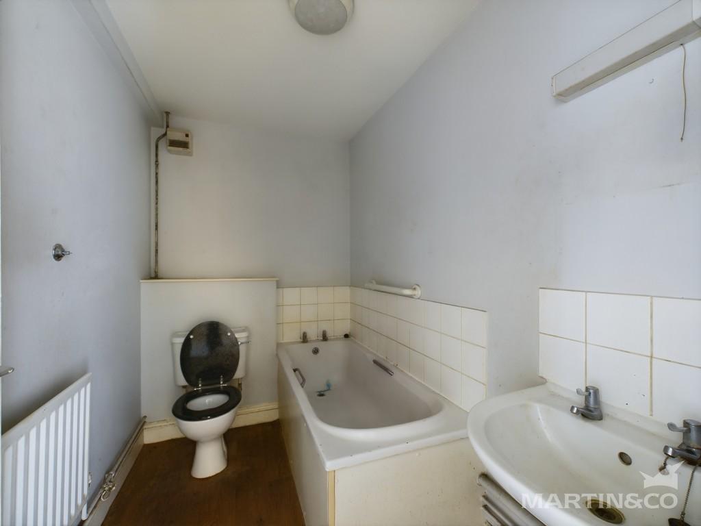 Flat 5 Bathroom