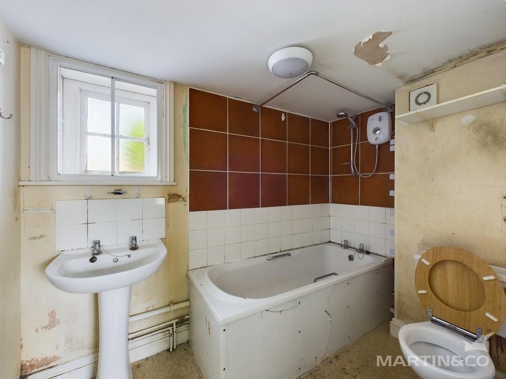 Flat 1 Bathroom