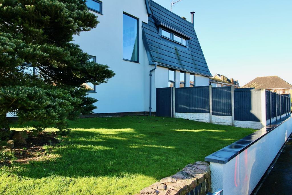 Extensive Frontage - option to extend Side Garden