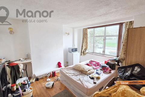 2 bedroom ground floor flat for sale, Gainsborough Avenue, Manor Park, E12 6JN