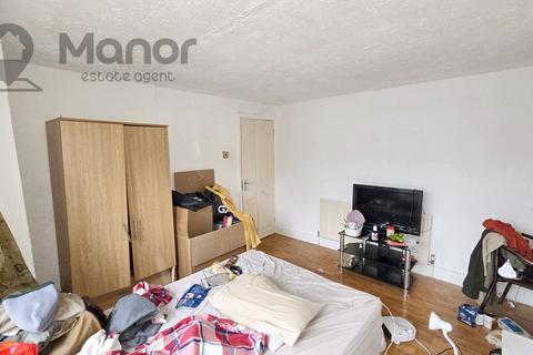 2 bedroom ground floor flat for sale, Gainsborough Avenue, Manor Park, E12 6JN