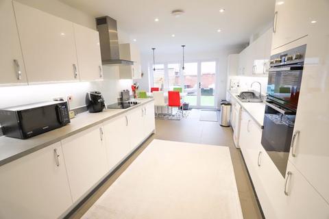 35 Dart Avenue, Exeter, EX2 7FX