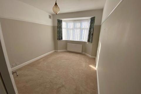 2 bedroom bungalow to rent, Manor Park Drive, Harrow