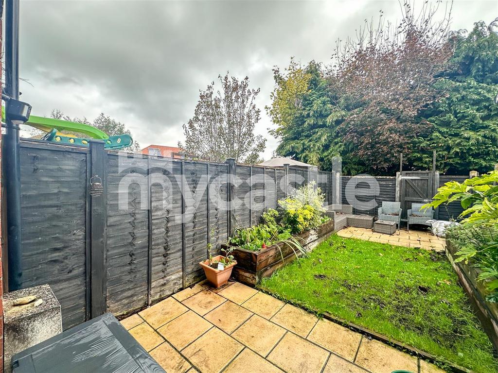 165 Whitehall Road, Uxbridge, UB8 2 DS photo-8.jpg