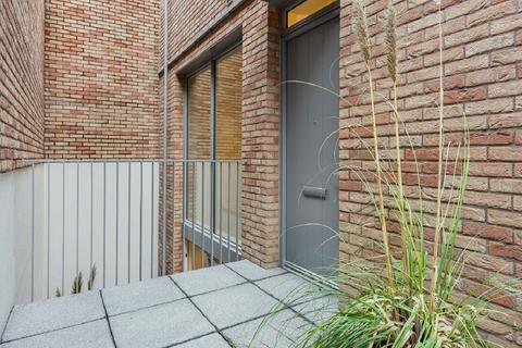 3 bedroom flat for sale, Lamb Mews, 50 Lamb Lane, London, E8