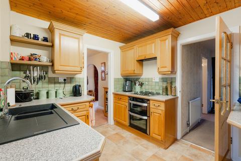 2 bedroom detached bungalow for sale, Barnfield, Crediton, EX17