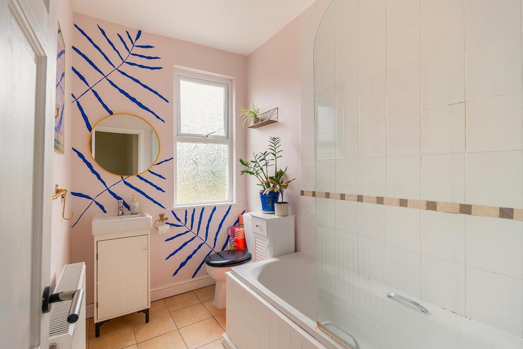 1 H5 RSA - Bathroom B.jpg