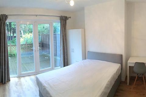 4 bedroom semi-detached house to rent, 4 Bedroom House on Lower Road, Beeston £100pppw excl bills