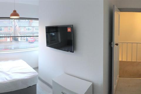 4 bedroom semi-detached house to rent, 4 Bedroom House on Lower Road, Beeston £100pppw excl bills