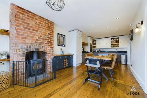 24 Holly Road, Uttoxeter, ST14 7NY