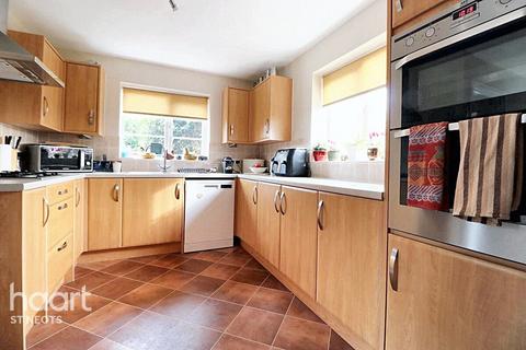 4 bedroom detached house for sale, Whiston Way, St Neots