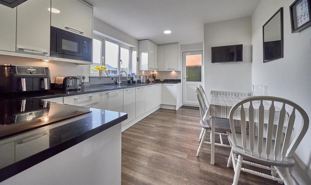 24 Farndon Dr SS 12.jpg