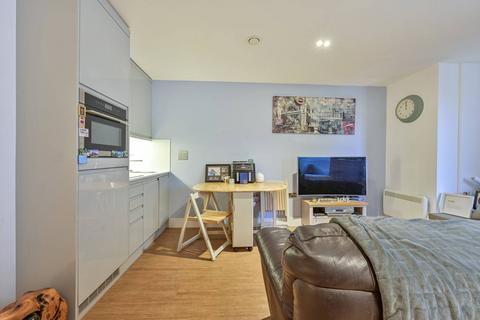 Studio to rent, Red Lion Square, Wandsworth Town, London, SW18