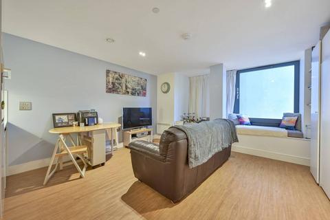 Studio to rent, Red Lion Square, Wandsworth Town, London, SW18