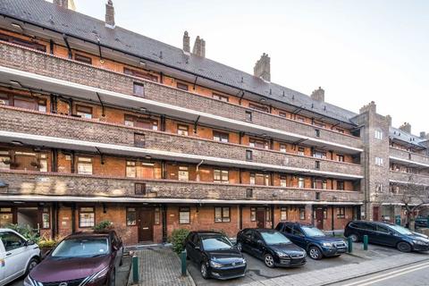 2 bedroom flat to rent, Poynders Gardens, London SW4
