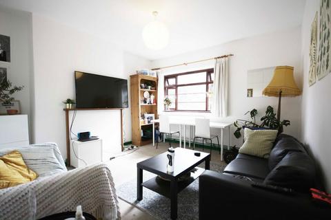 2 bedroom flat to rent, Poynders Gardens, London SW4
