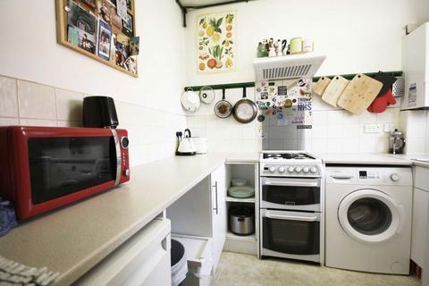2 bedroom flat to rent, Poynders Gardens, London SW4