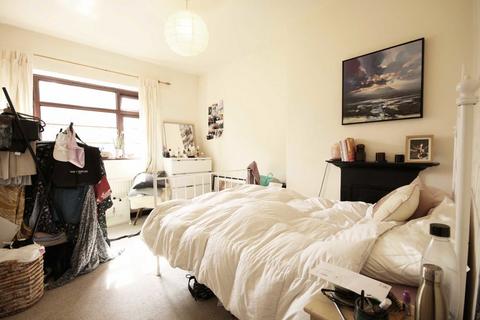 2 bedroom flat to rent, Poynders Gardens, London SW4