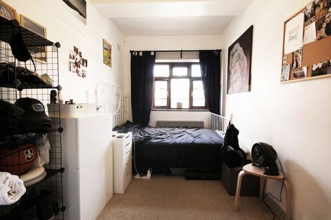 2 bedroom flat to rent, Poynders Gardens, London SW4