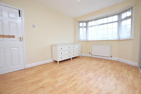 3 bedroom terraced house to rent, Cecil Road, Romford, RM6