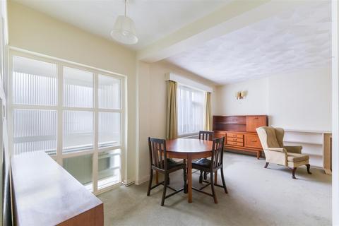 2 bedroom maisonette for sale, Courtlands Crescent, Banstead