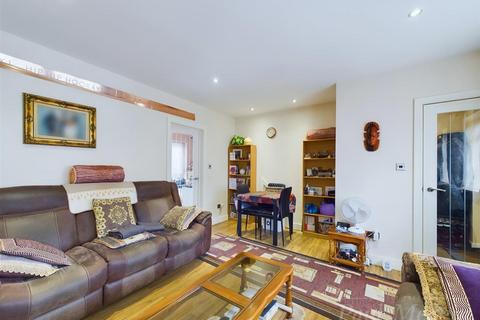 114 Overbury Crescent, New Addington, Croydon, CR0 0LQ