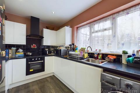 114 Overbury Crescent, New Addington, Croydon, CR0 0LQ