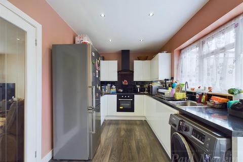 114 Overbury Crescent, New Addington, Croydon, CR0 0LQ