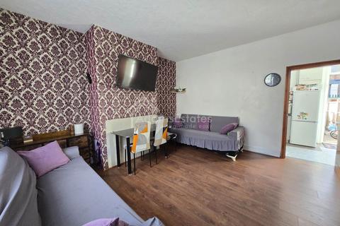 3 bedroom terraced house for sale, Thornville Mount, Dewsbury