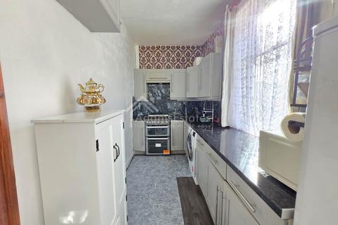 3 bedroom terraced house for sale, Thornville Mount, Dewsbury