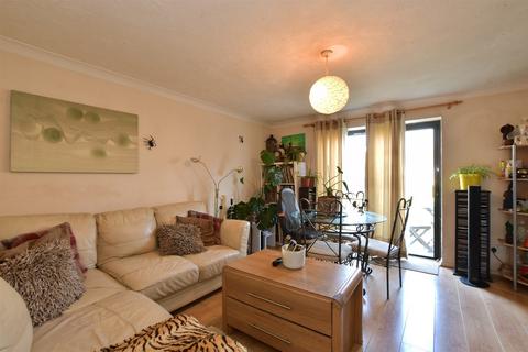 21 Palliser Drive, Rainham, RM13 9TG