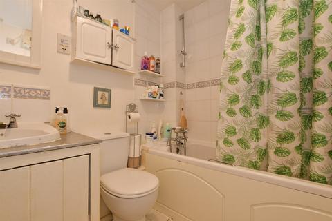 21 Palliser Drive, Rainham, RM13 9TG