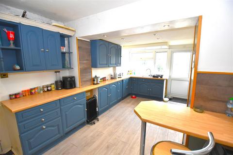 4 bedroom chalet for sale, Central Avenue, Rochford