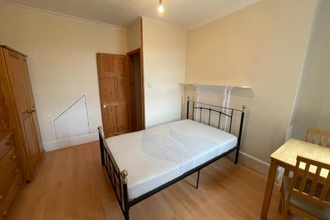 Studio to rent, Windsor Road, London W5