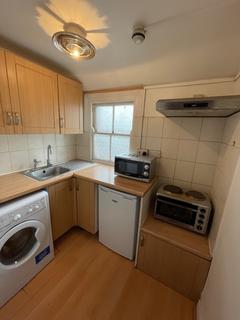 Studio to rent, Windsor Road, London W5