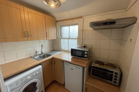 Studio to rent, Windsor Road, London W5