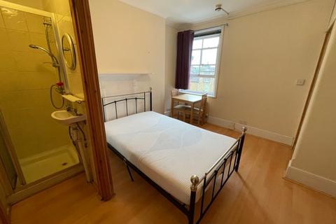 Studio to rent, Windsor Road, London W5