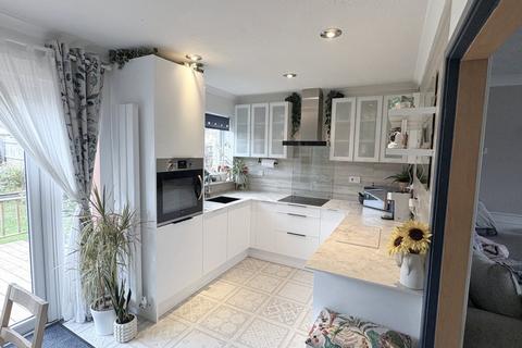 4 bedroom detached house for sale, Poplars Road, Banbury, OX17